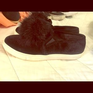 🌚 Black velvet slip-on’s w faux fur pompom’s🌚